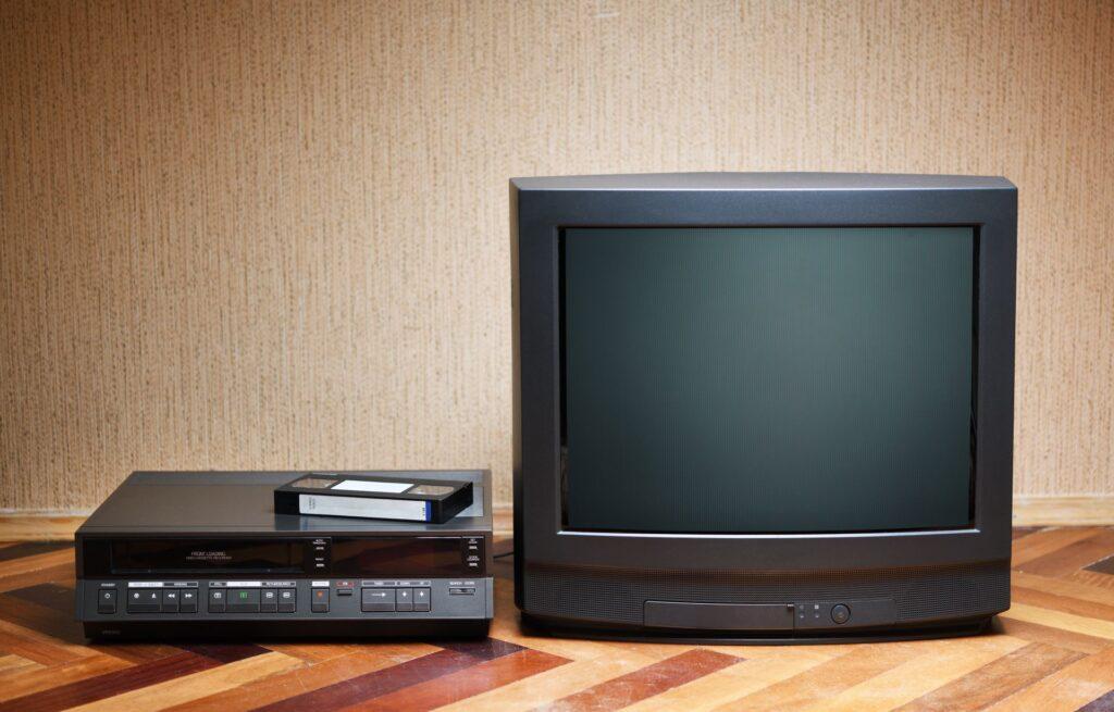 Videokassette und alter Fernseher