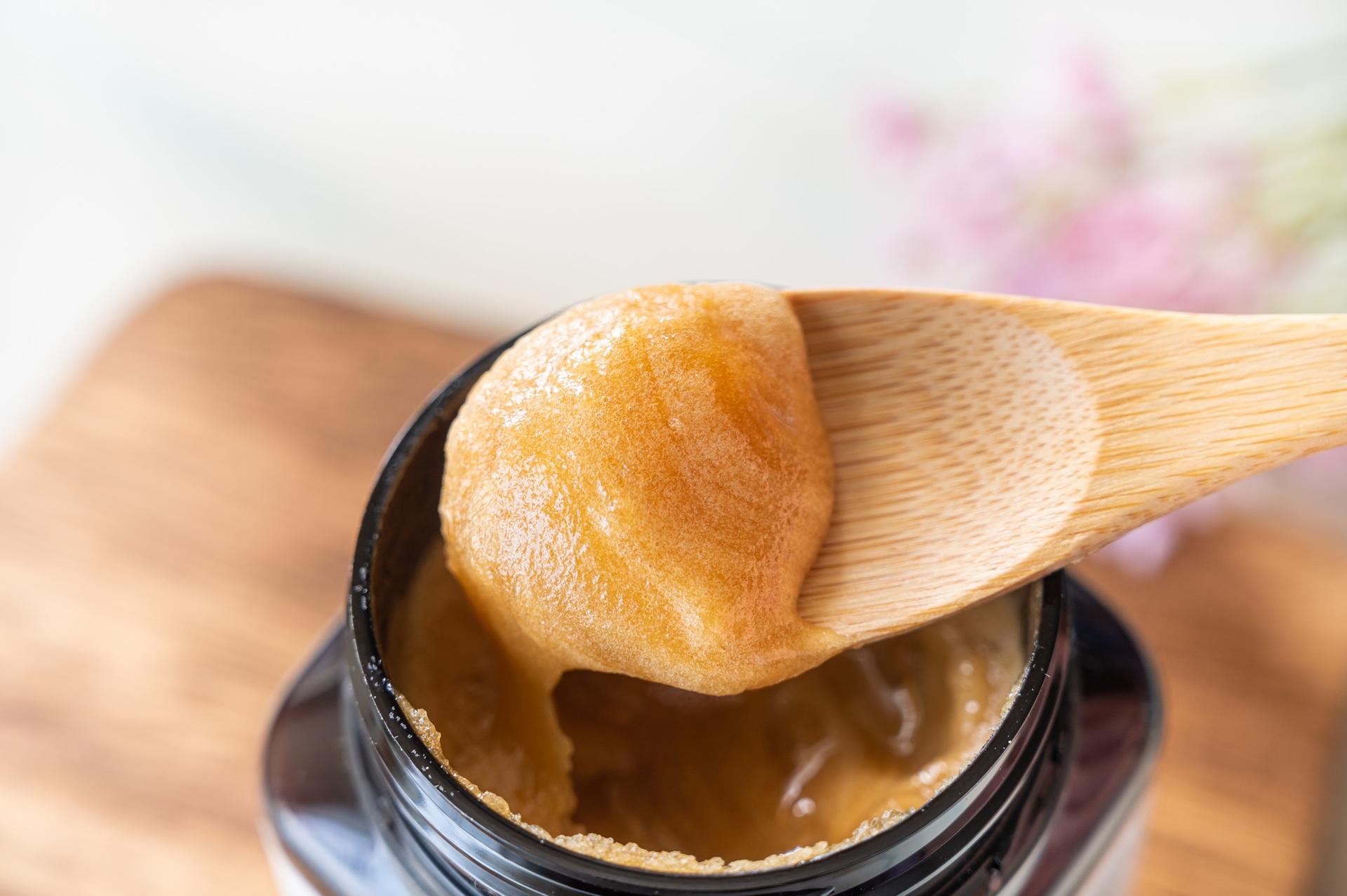 Honig auf Löffel in Nahaufnahme | Manuka Honig mgo 400