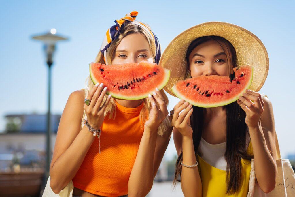 Frauen genießen frische Wassermelone | Manuka Honig mgo 400