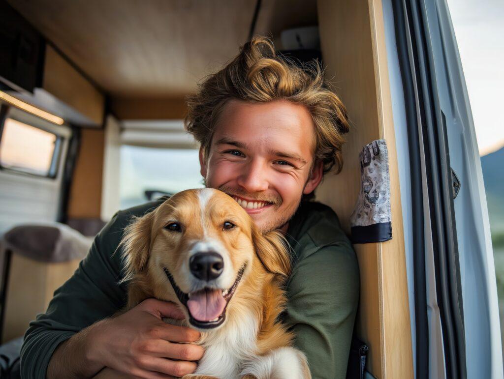 Mann umarmt Hund im Camper | Pernaturam