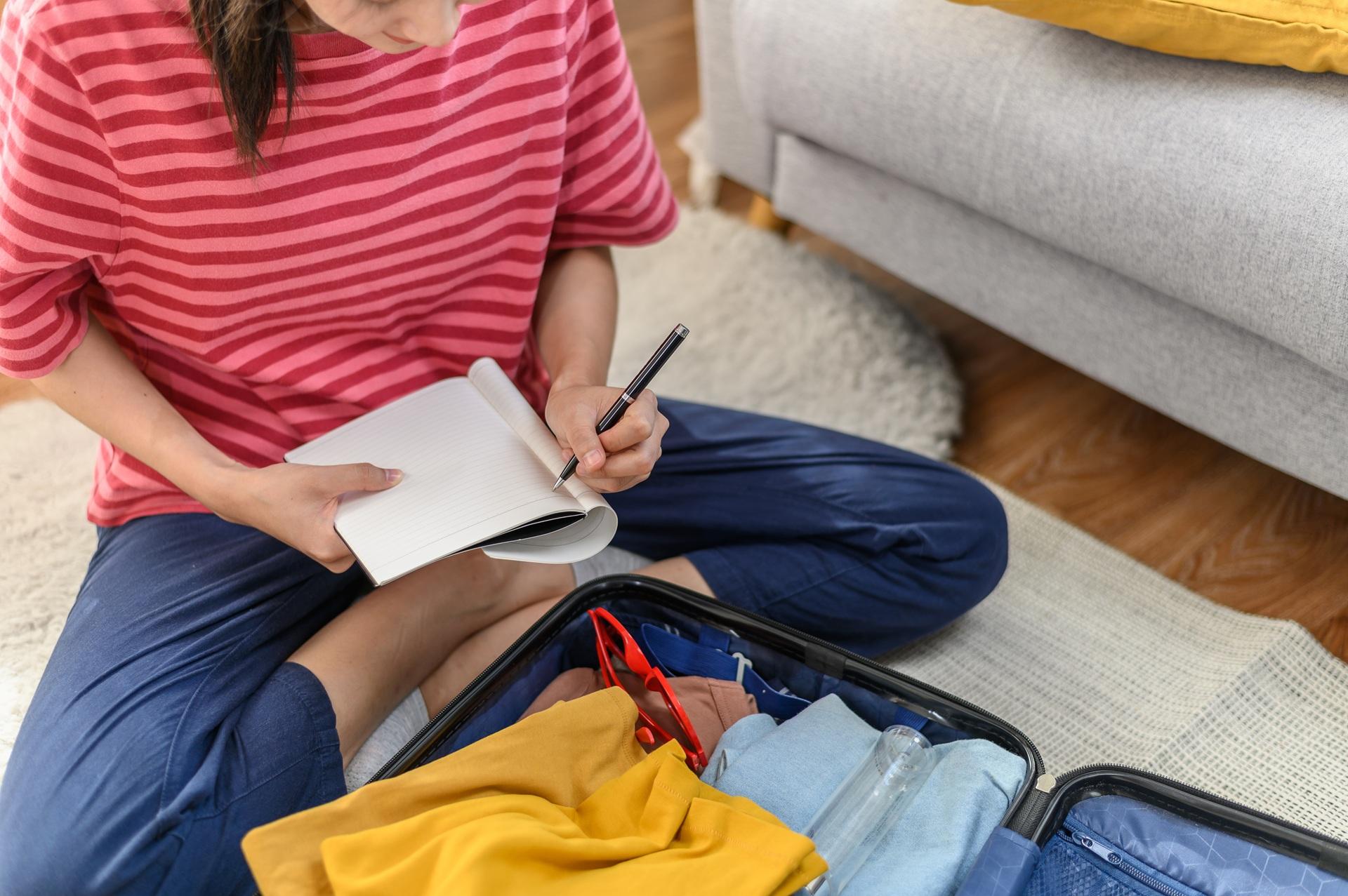 Kofferpacken mit Liste | Flughafen Shuttle Frankfurt

