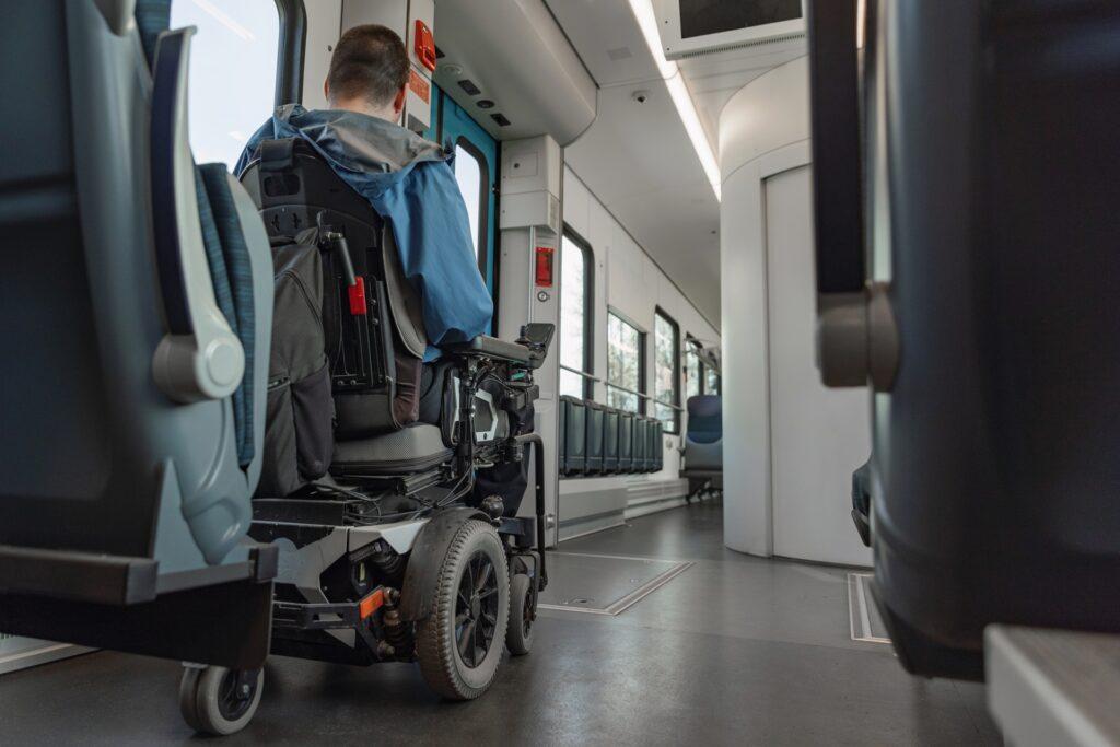 Rollstuhlfahrer reist mit Zug | Sitzlift