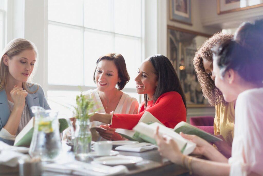 Frauenrunde beim Lesen und Austausch im gemuetlichen Café – zeigt sozialen Anschluss nach dem Haus Kaufen in Ungarn Als Deutscher